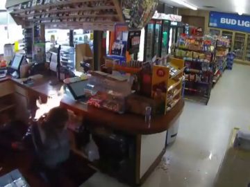 El vídeo del terrible atraco en una tienda de Estados Unidos: amordaza a una clienta y le prende fuego El vídeo del terrible atraco en una tienda de Estados Unidos: amordaza a una clienta y le prende fuego