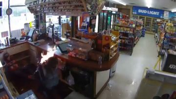  El vídeo del terrible atraco en una tienda de Estados Unidos: amordaza a una clienta y le prende fuego