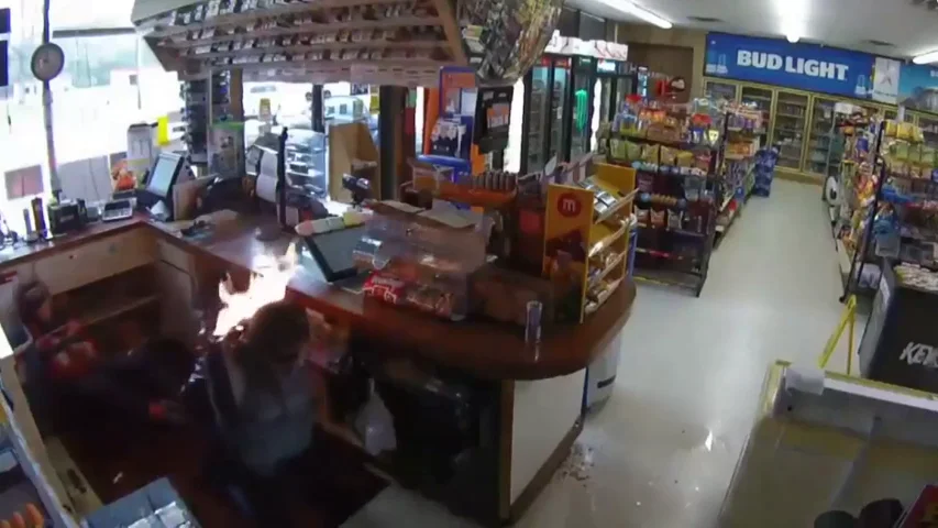  El vídeo del terrible atraco en una tienda de Estados Unidos: amordaza a una clienta y le prende fuego