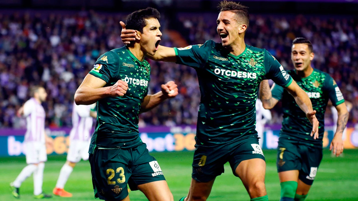 Los jugadores del Betis, Aissa Mandi y Zouhair Feddal, celebran un gol ante el Valladolid