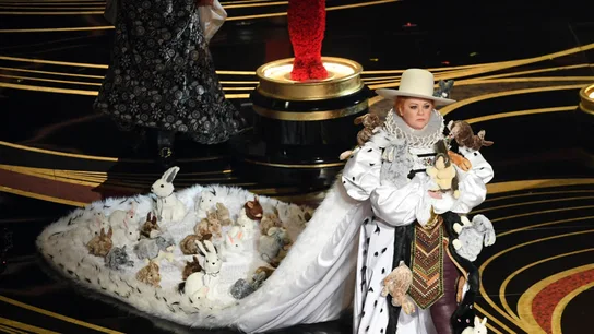 Melissa McCarthy presenta el Oscar al Mejor Diseño de Vestuario vestida de 'La Favorita' Melissa McCarthy presenta el Oscar al Mejor Diseño de Vestuario vestida de 'La Favorita'