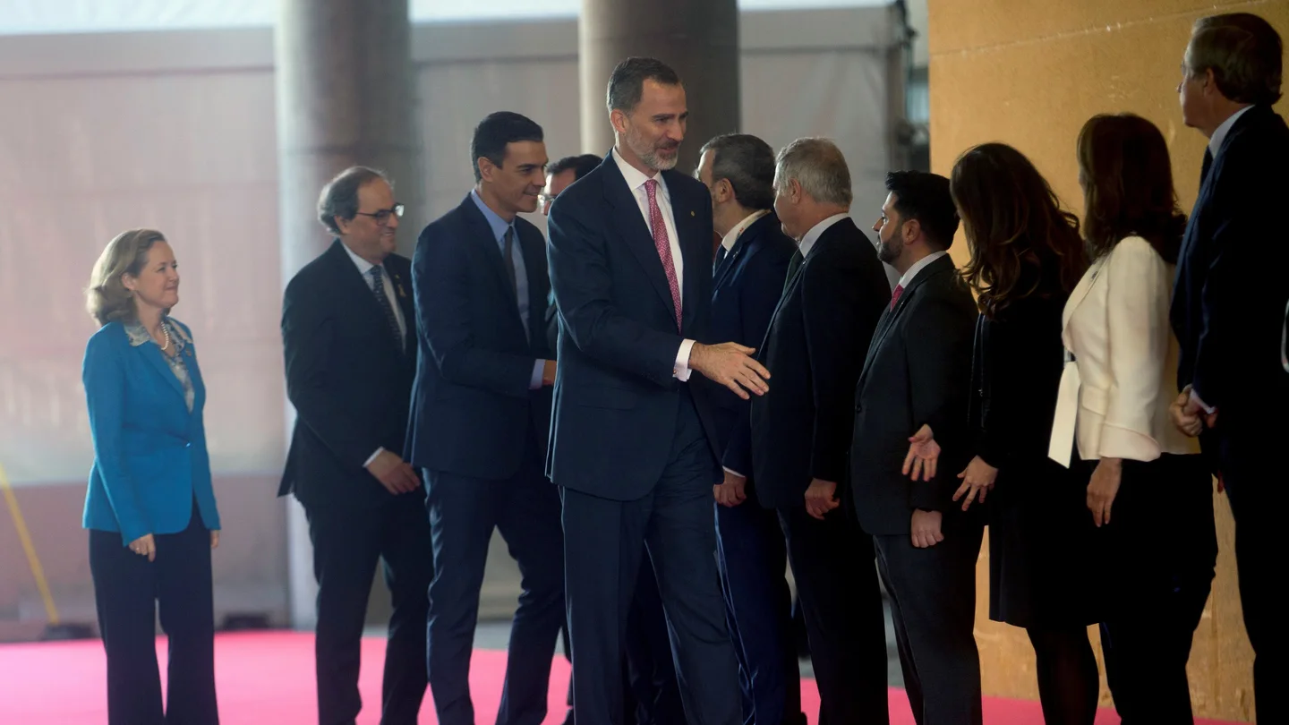 El rey Felipe VI, el presidente del Gobierno, Pedro Sánchez (3i), y el de la Generalitat, Quim Torra El rey Felipe VI, el presidente del Gobierno, Pedro Sánchez (3i), y el de la Generalitat, Quim Torra