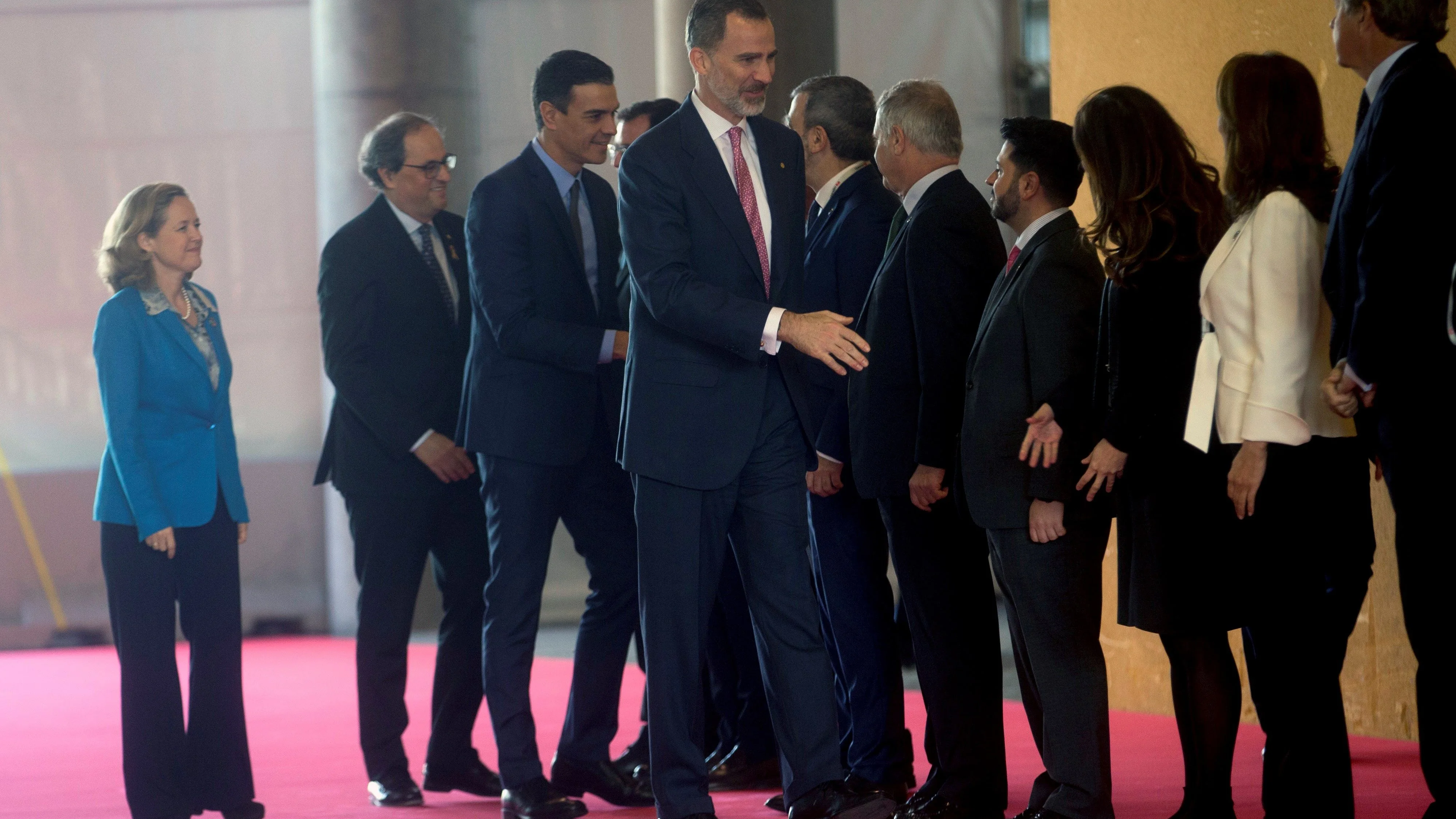 El rey Felipe VI, el presidente del Gobierno, Pedro Sánchez (3i), y el de la Generalitat, Quim Torra