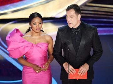 Angela Bassett y Javier Bardem en los Oscar 2019 Angela Bassett y Javier Bardem en los Oscar 2019