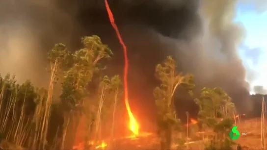 Un bombero logra captar un impresionante tornado de fuego en Australia Un bombero logra captar un impresionante tornado de fuego en Australia