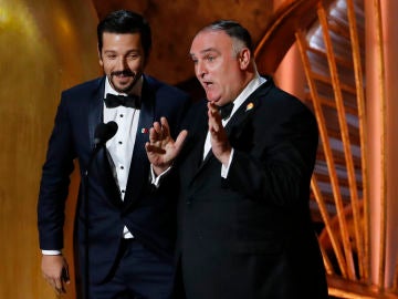 Diego Luna y José Andrés durante la presentación de la película 'Roma' en la gala de los Oscar 2019 Diego Luna y José Andrés durante la presentación de la película 'Roma' en la gala de los Oscar 2019