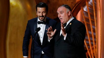 Diego Luna y José Andrés durante la presentación de la película 'Roma' en la gala de los Oscar 2019
