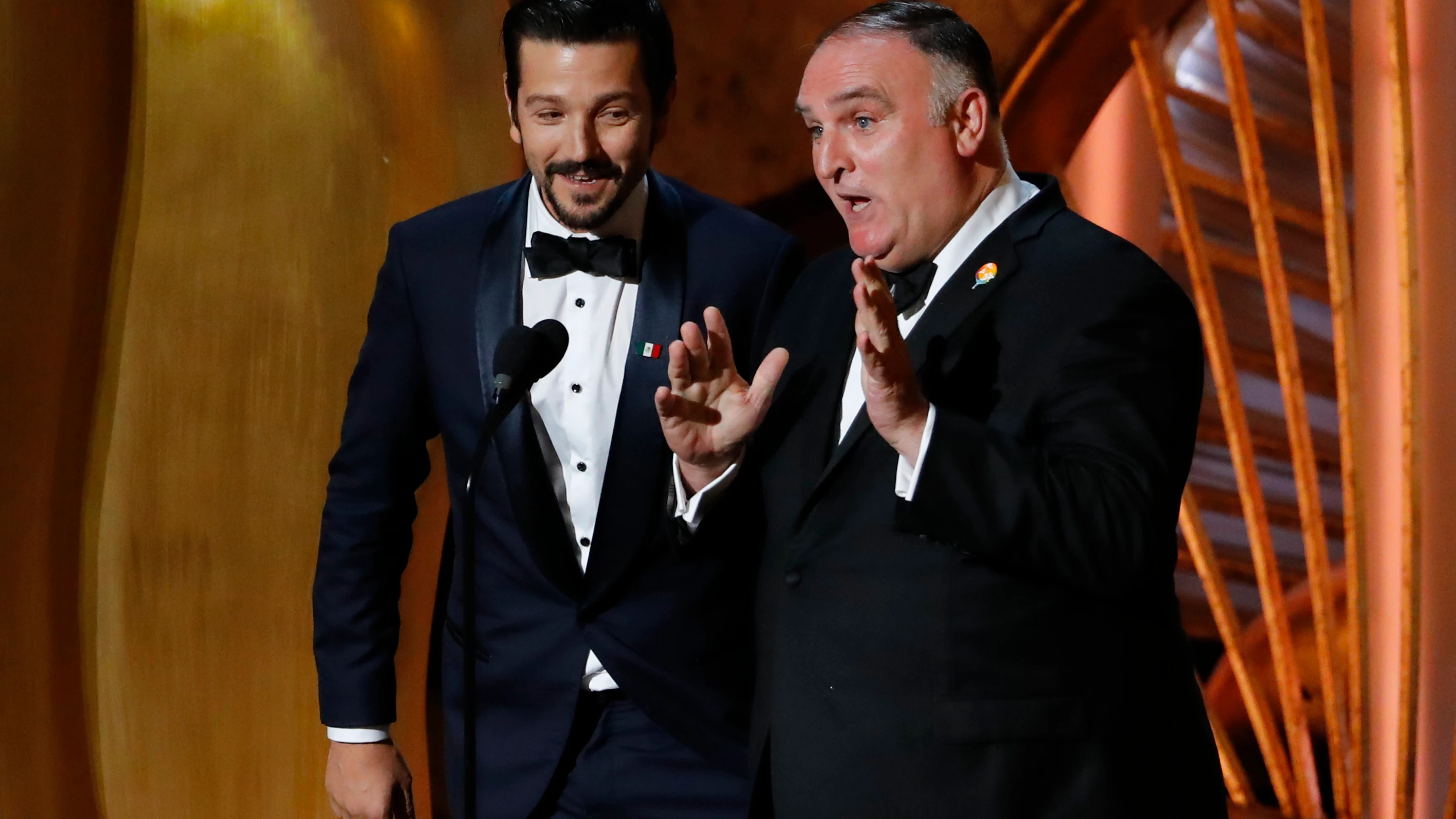 Diego Luna y José Andrés durante la presentación de la película 'Roma' en la gala de los Oscar 2019