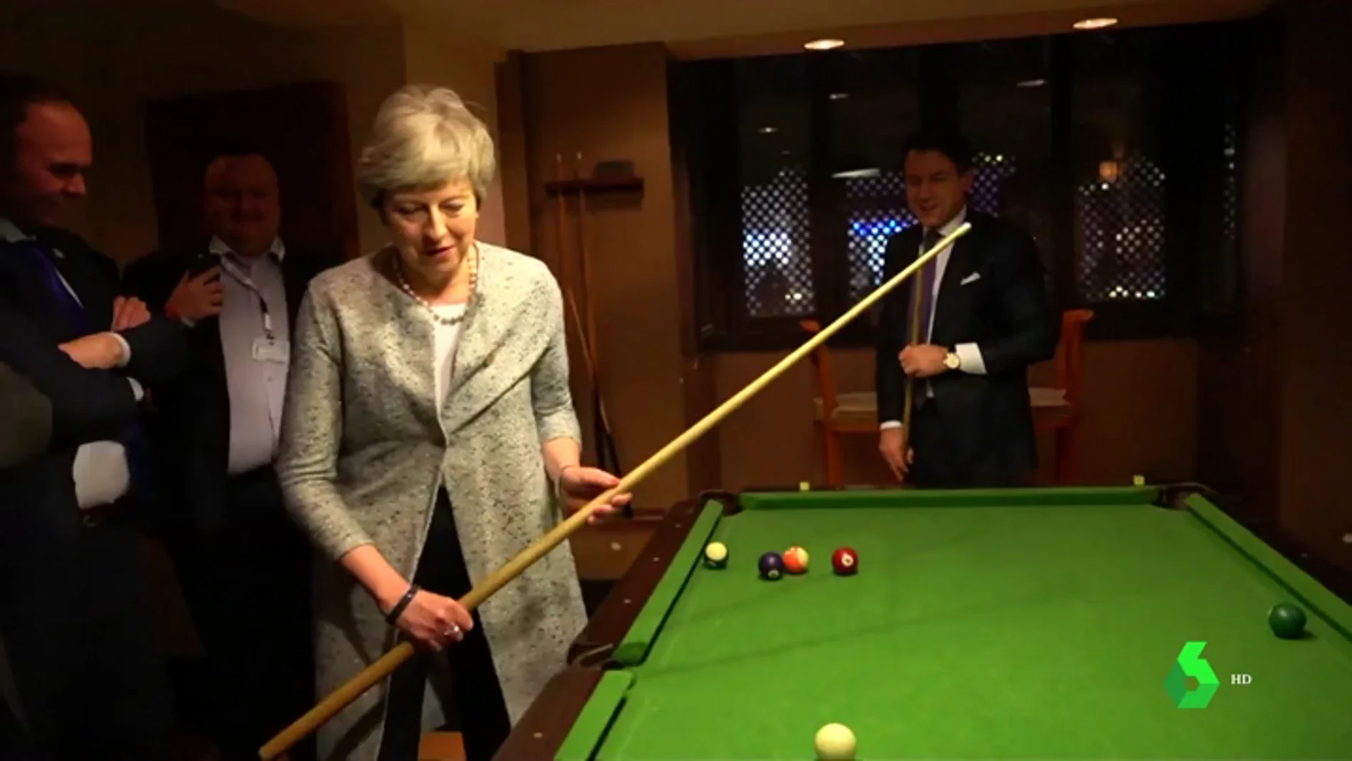 La negociación más informal de Theresa May: ultima el 'Brexit' jugando al billar y con un desayuno 