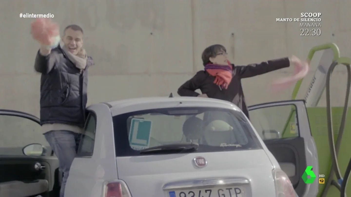 La foto del beso a Thais para el chat de Ciudadanos o el baile al estilo ‘Grease’ : así ha sido el ‘Servicio Público’ de Toni Cantó lavando un coche La foto del beso a Thais para el chat de Ciudadanos o el baile al estilo ‘Grease’ : así ha sido el ‘Servicio Público’ de Toni Cantó lavando un coche