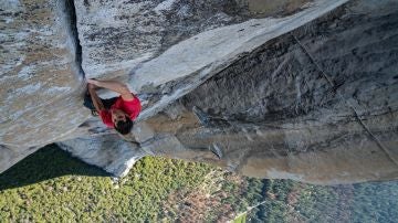 Alex Honnold ascendiendo El Capitán