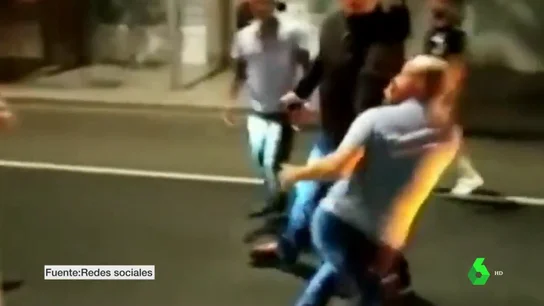 Un taxista echa a golpes a su cliente porque su ahijado puso los pies en el asiento Un taxista echa a golpes a su cliente porque su ahijado puso los pies en el asiento