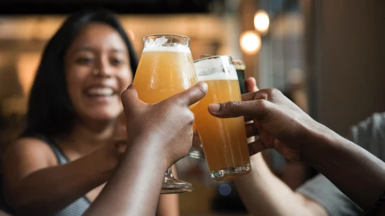 Un grupo de personas brindando con cerveza Un grupo de personas brindando con cerveza