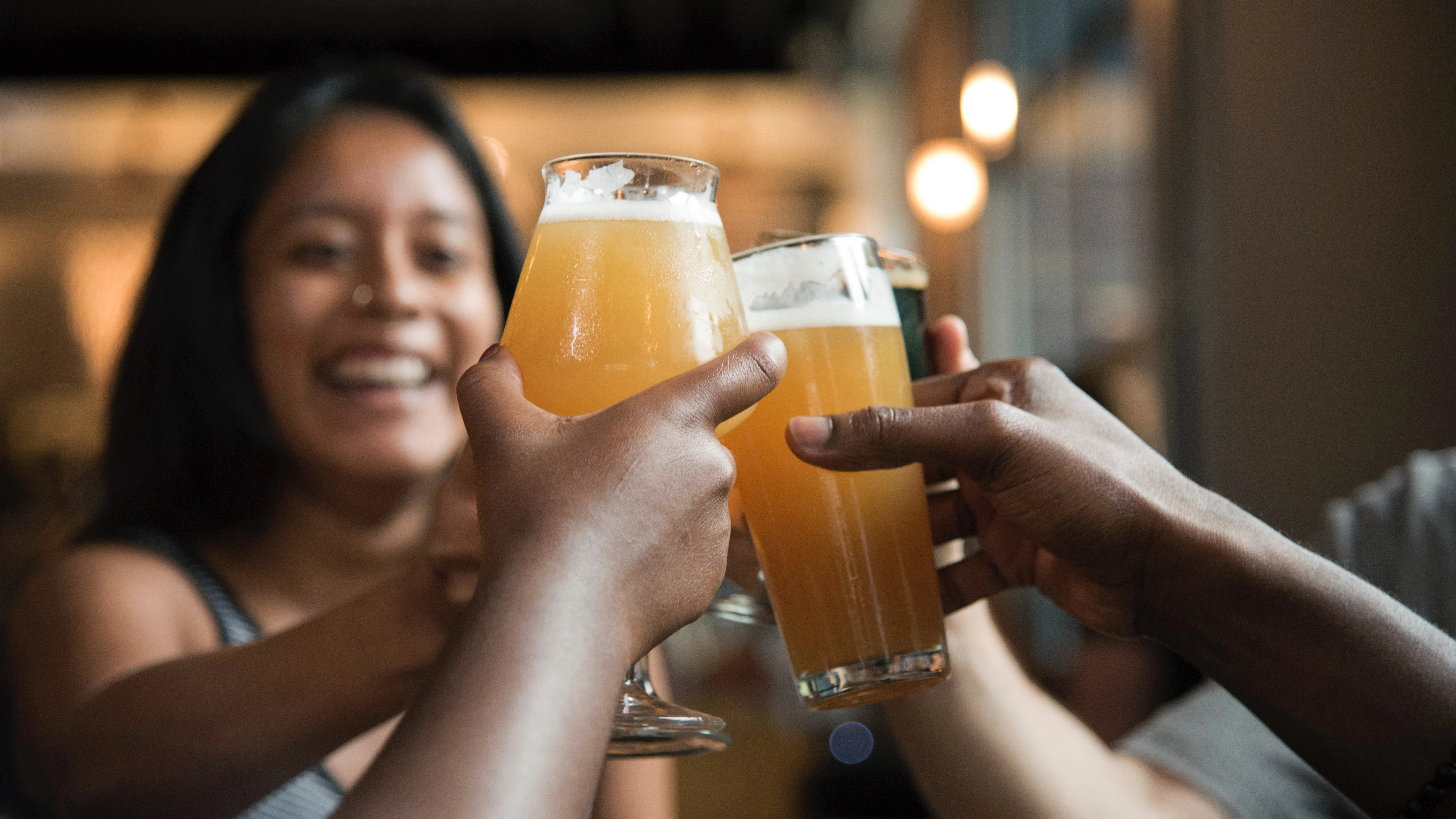 Un grupo de personas brindando con cerveza