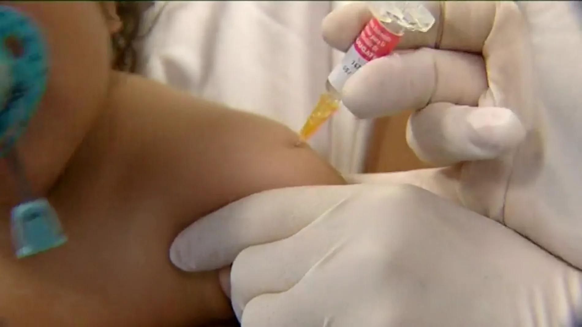 Un niño está siendo vacunado