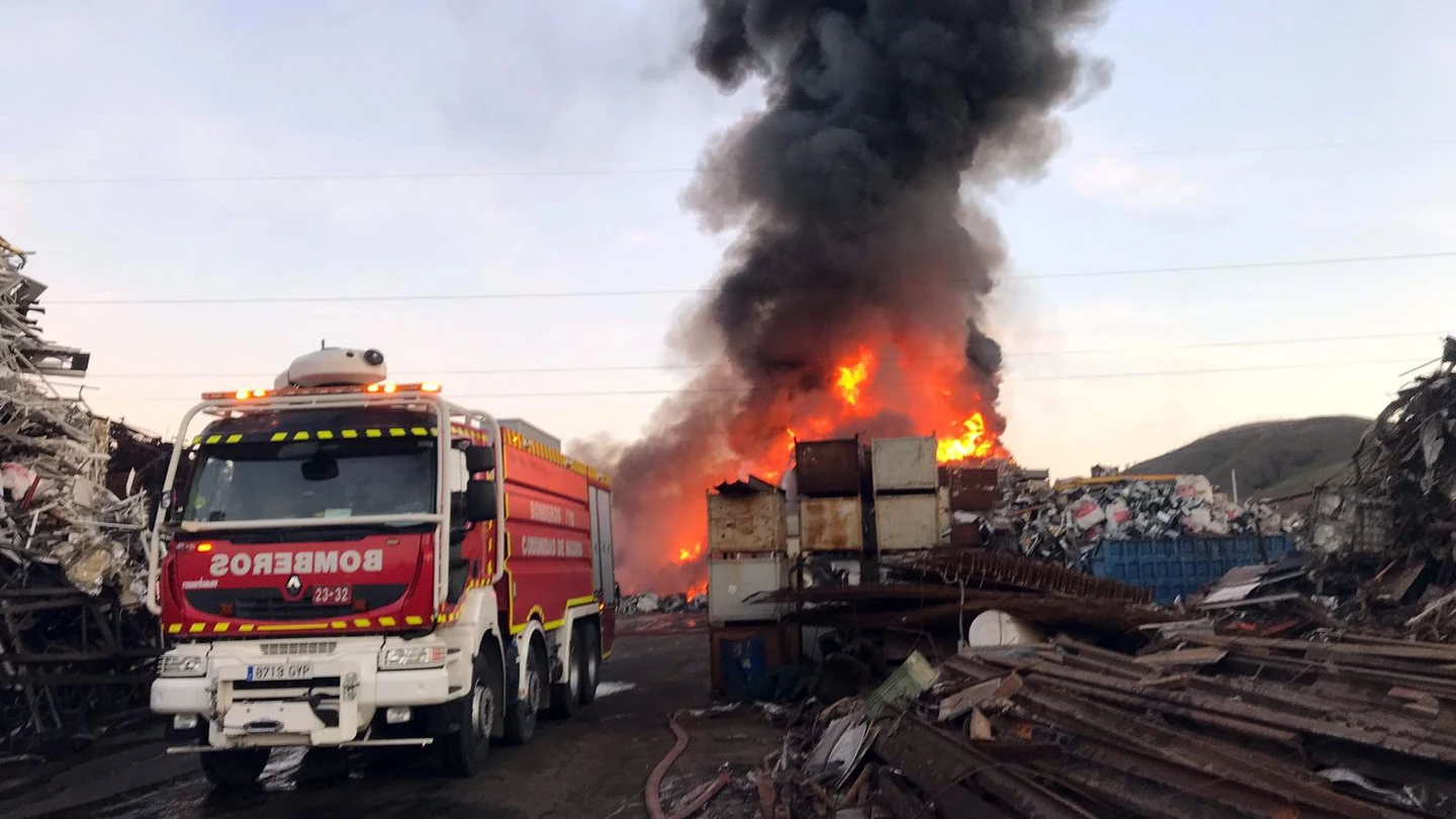 Aparatoso incendio en una chatarrería en San Fernando de Henares Aparatoso incendio en una chatarrería en San Fernando de Henares