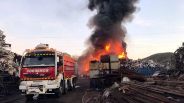 Aparatoso incendio en una chatarrería en San Fernando de Henares 