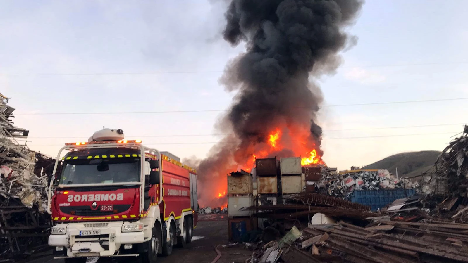 Aparatoso incendio en una chatarrería en San Fernando de Henares 