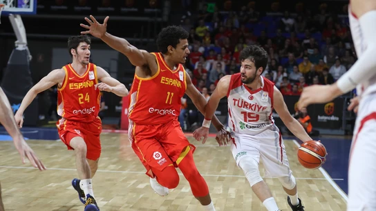 Sebas Saiz presiona al rival en el España vs Turquía Sebas Saiz presiona al rival en el España vs Turquía