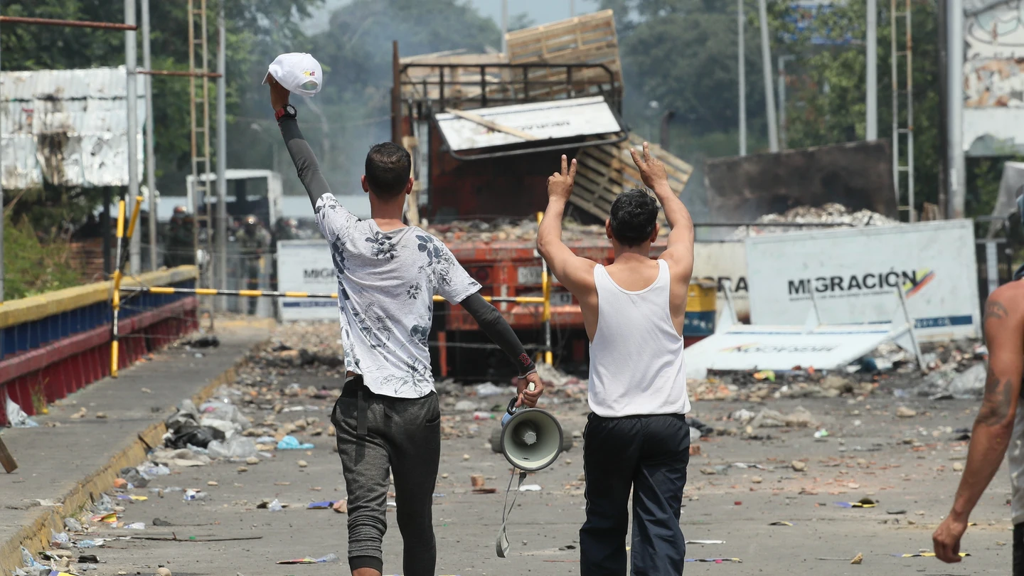 Venezolanos gritan a miembros de la Guardia Nacional Bolivariana Venezolanos gritan a miembros de la Guardia Nacional Bolivariana
