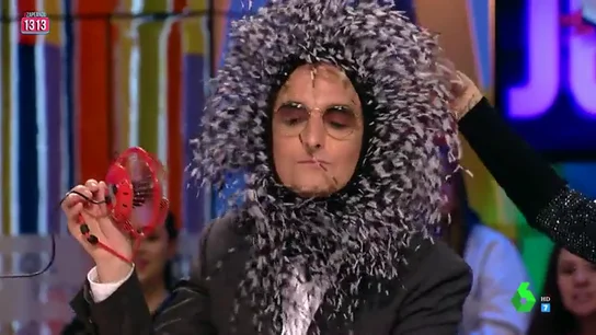 Josie sorprende con un peculiar tocado para analizar los look de los Oscar: "Esto es muy de alfombra roja" Josie sorprende con un peculiar tocado para analizar los look de los Oscar: "Esto es muy de alfombra roja"