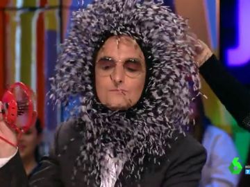 Josie sorprende con un peculiar tocado para analizar los look de los Oscar: "Esto es muy de alfombra roja" Josie sorprende con un peculiar tocado para analizar los look de los Oscar: "Esto es muy de alfombra roja"