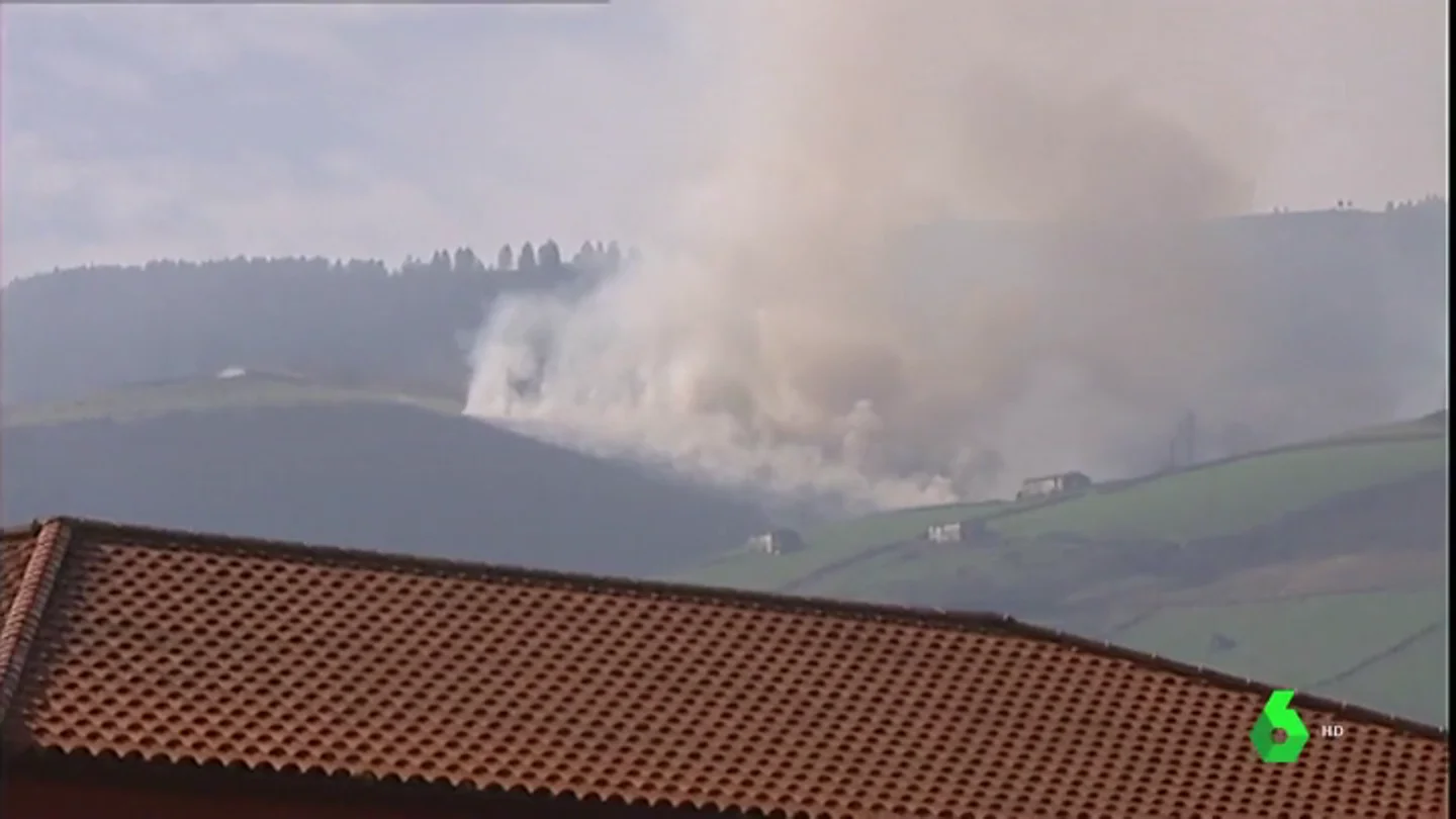Continúan activos dos fuegos en Cantabria, que sigue en alerta por riesgo de incendios Continúan activos dos fuegos en Cantabria, que sigue en alerta por riesgo de incendios
