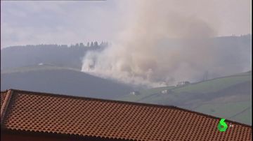 Continúan activos dos fuegos en Cantabria, que sigue en alerta por riesgo de incendios