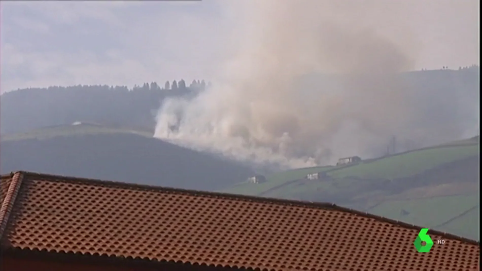 Continúan activos dos fuegos en Cantabria, que sigue en alerta por riesgo de incendios