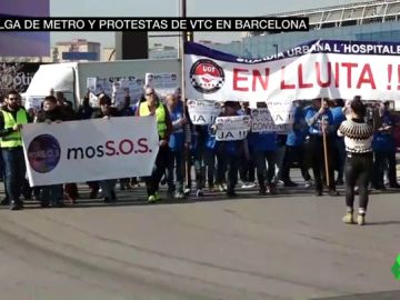 Caos para llegar al Mobile World Congress: huelga con metros atestados, protestas de Uber y Cabify y manifestación de mossos Caos para llegar al Mobile World Congress: huelga con metros atestados, protestas de Uber y Cabify y manifestación de mossos