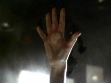 Mano posada por la protagonista en el vehículo de Titanic Mano posada por la protagonista en el vehículo de Titanic