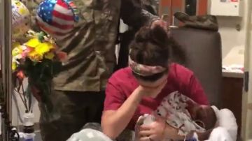 "Un soldado llegó a casa", la emocionante sorpresa de un militar a su mujer después de dar a luz