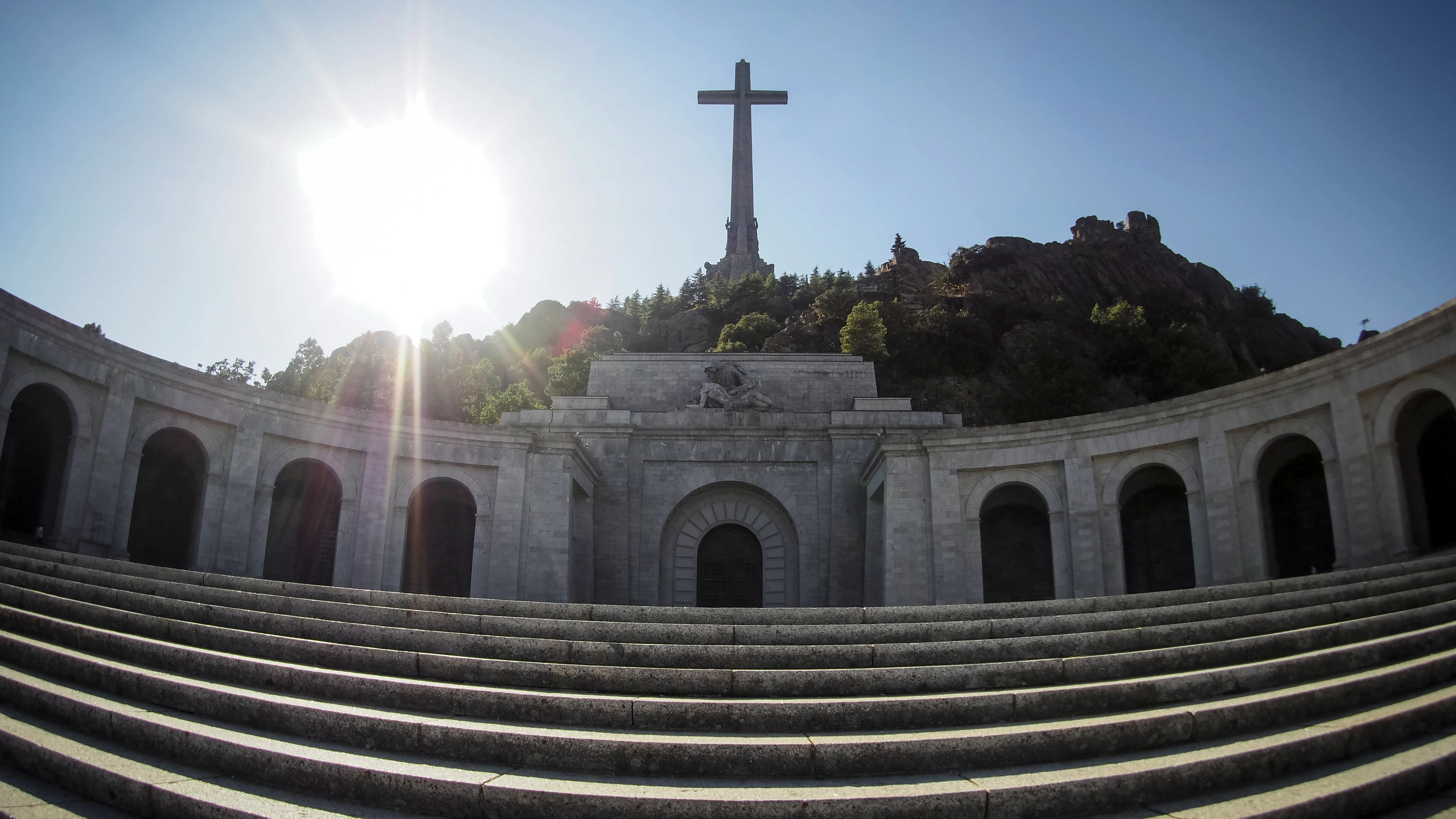 Vista de la fachada principal de la basílica del Valle de los Caídos