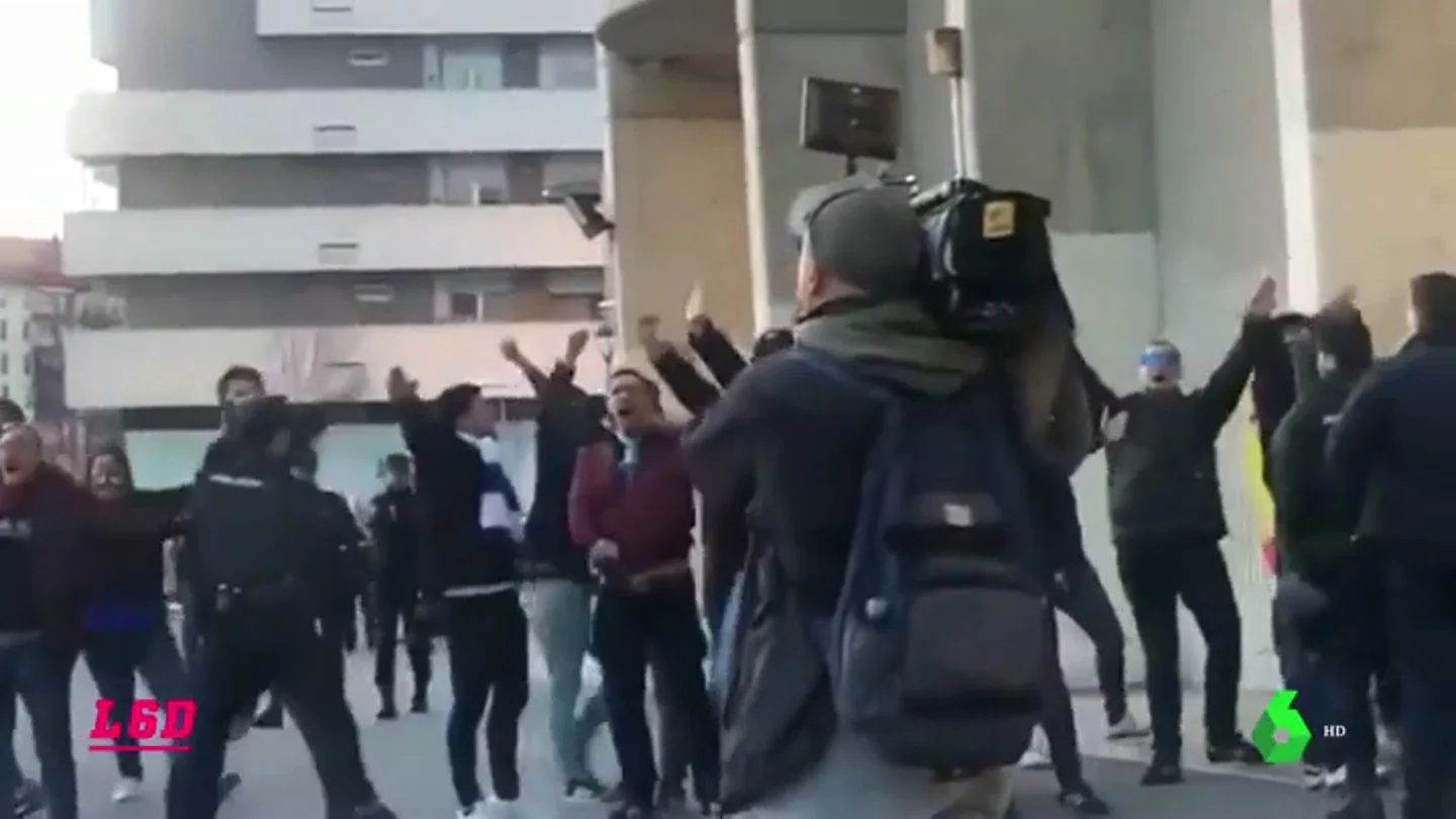 Ultras del Zaragoza hicieron el saludo nazi a su llegada a El Sadar: "A la salida os vamos a matar" Ultras del Zaragoza hicieron el saludo nazi a su llegada a El Sadar: "A la salida os vamos a matar"