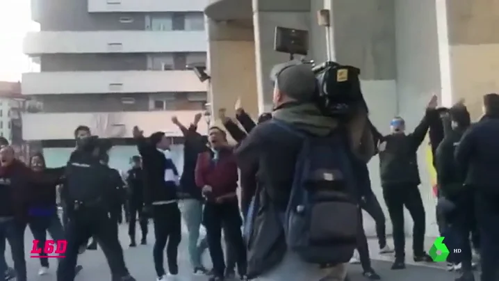 Ultras del Zaragoza hicieron el saludo nazi a su llegada a El Sadar: "A la salida os vamos a matar"