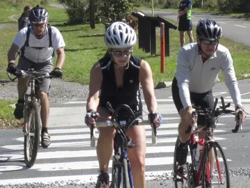 Ciclistas pasando por un paso de peatones Ciclistas pasando por un paso de peatones