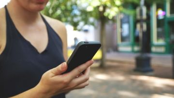 Una usuaria con su teléfono móvil