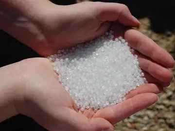 ‘Nurdles’ de plástico, que terminan en ríos y océanos ‘Nurdles’ de plástico, que terminan en ríos y océanos