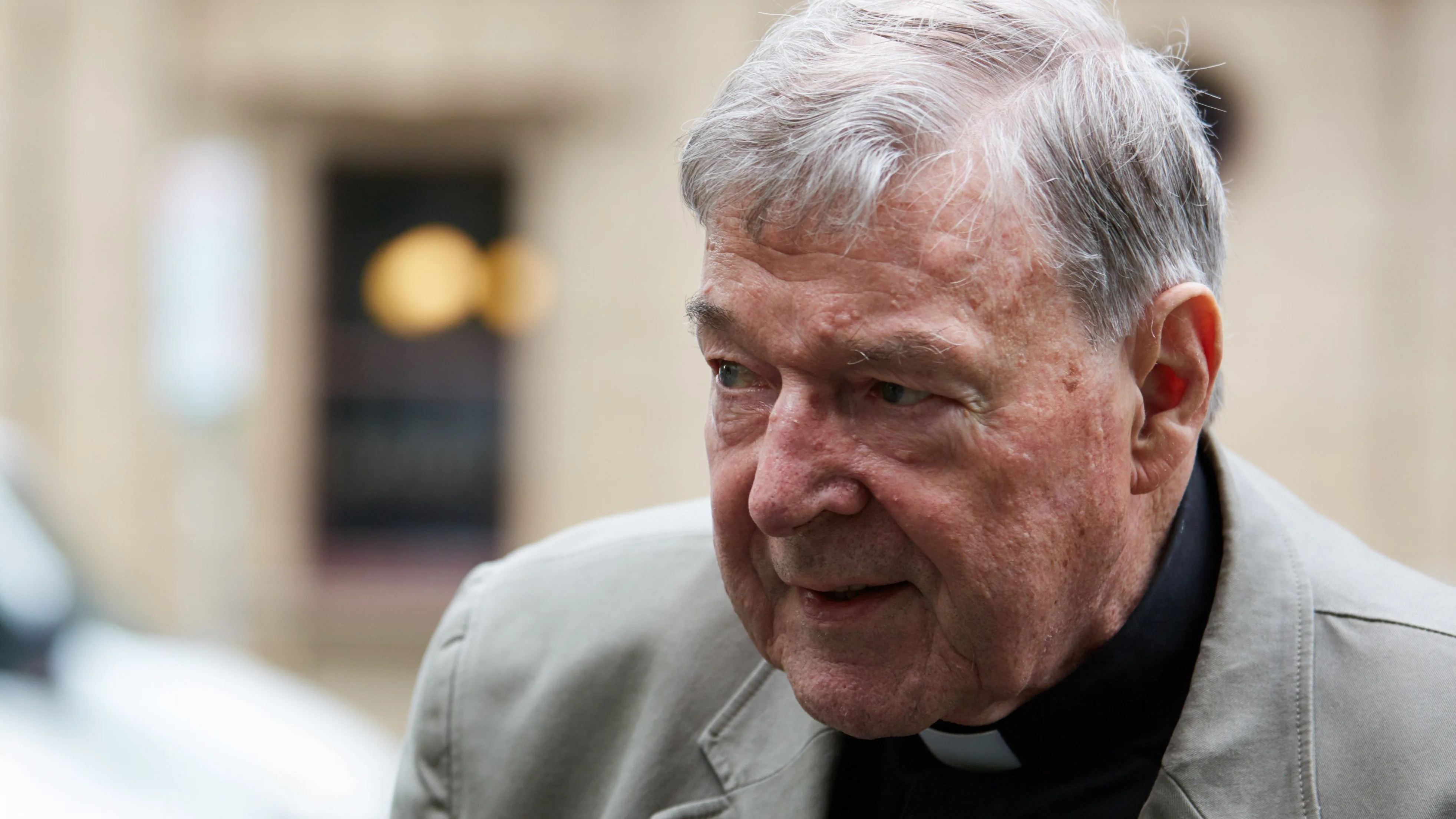 El cardenal australiano George Pell llega a la Corte en Melbourne, Australia.