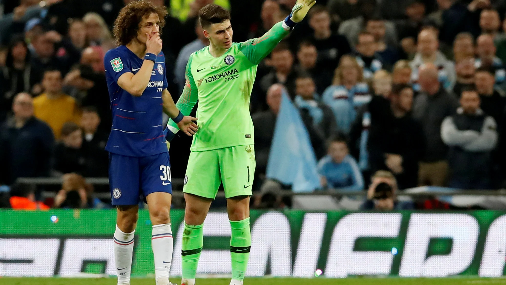 Kepa, junto a David Luiz en la final de la Carabao Cup