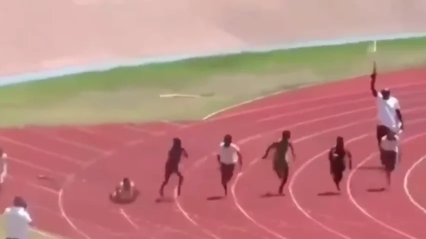 Se cae nada más empezar la carrera y su reacción deja alucinado a todo el mundo Se cae nada más empezar la carrera y su reacción deja alucinado a todo el mundo