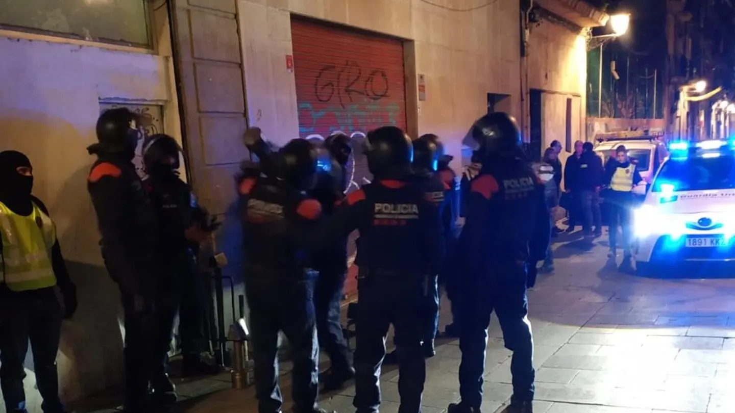 Los Mossos d'Esquadra han irrumpido en cuatro narcopisos Los Mossos d'Esquadra han irrumpido en cuatro narcopisos