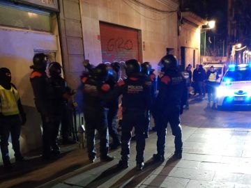Los Mossos d'Esquadra han irrumpido en cuatro narcopisos Los Mossos d'Esquadra han irrumpido en cuatro narcopisos