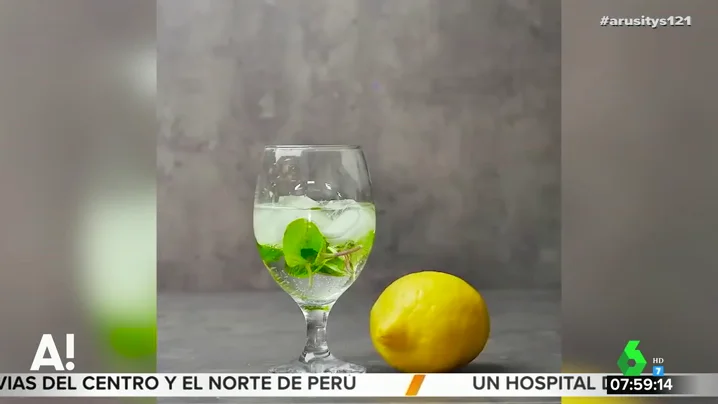 Echar limón a una copa Echar limón a una copa