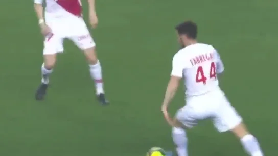 El pase pisada viral que Cesc Fábregas ha 'inventado' con el Mónaco El pase pisada viral que Cesc Fábregas ha 'inventado' con el Mónaco