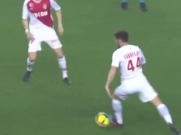 El pase pisada viral que Cesc Fábregas ha 'inventado' con el Mónaco El pase pisada viral que Cesc Fábregas ha 'inventado' con el Mónaco
