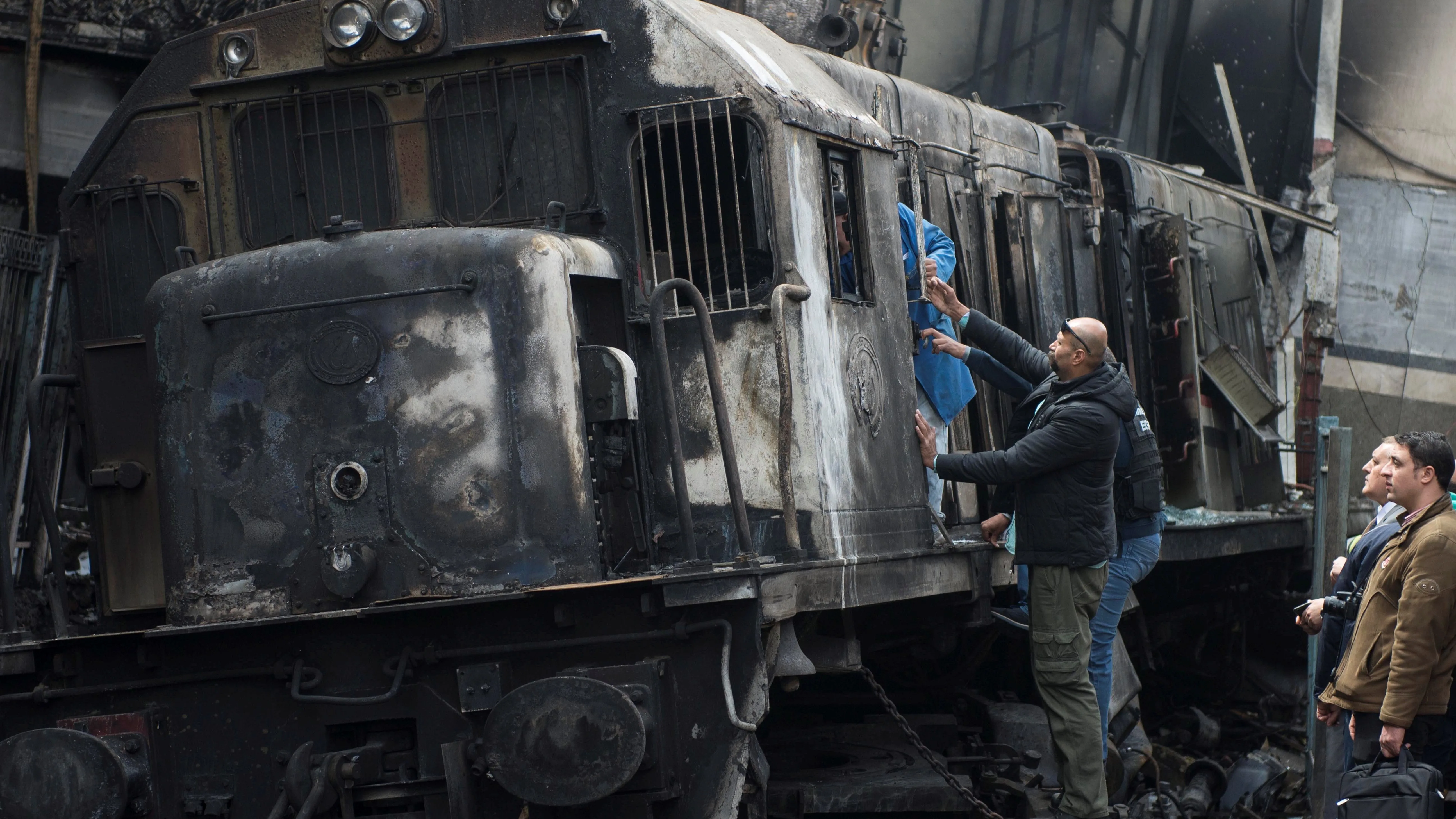 Vista de los daños en uno de los andenes de la estación de tren central en El Cairo 