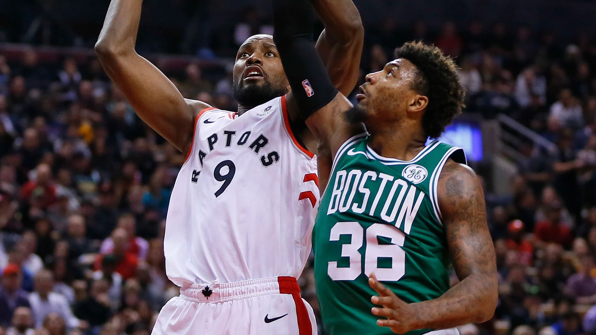 Ibaka intenta tirar ante la defensa de Marcus Smart