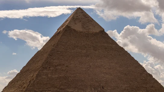 La Gran Pirámide de Guiza se encuentra a unos veinte kilómetros de El Cairo La Gran Pirámide de Guiza se encuentra a unos veinte kilómetros de El Cairo