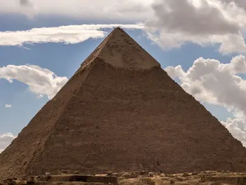 La Gran Pirámide de Guiza se encuentra a unos veinte kilómetros de El Cairo La Gran Pirámide de Guiza se encuentra a unos veinte kilómetros de El Cairo